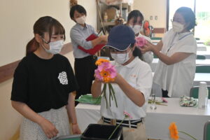 花束を制作する高校生ら