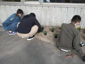 利用者と一緒に植栽する学生