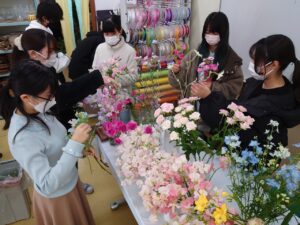 花を選んでいる学生の様子