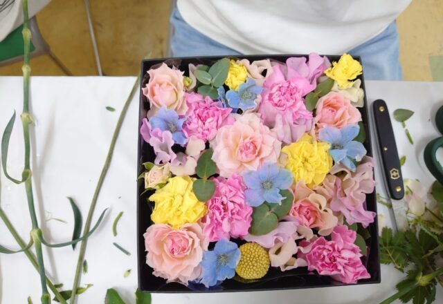 ＢＯＸフラワー制作中