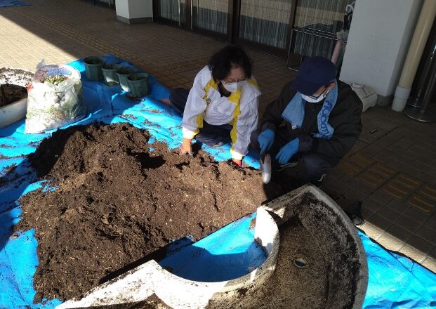 土づくり（バーク堆肥、完熟牛糞）