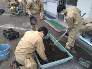 水を入れ土をこねる