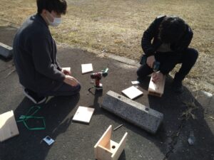 巣箱を制作する学生
