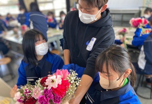 高校生に指導する学生の様子