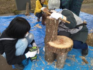 キノコの菌を含んだ木片「菌駒」を作品に打ち込む