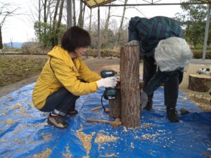 「キノコの小椅子」制作中