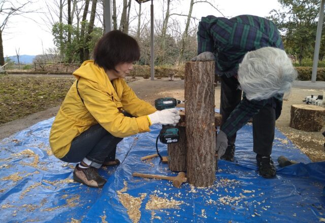 「キノコの小椅子」制作中