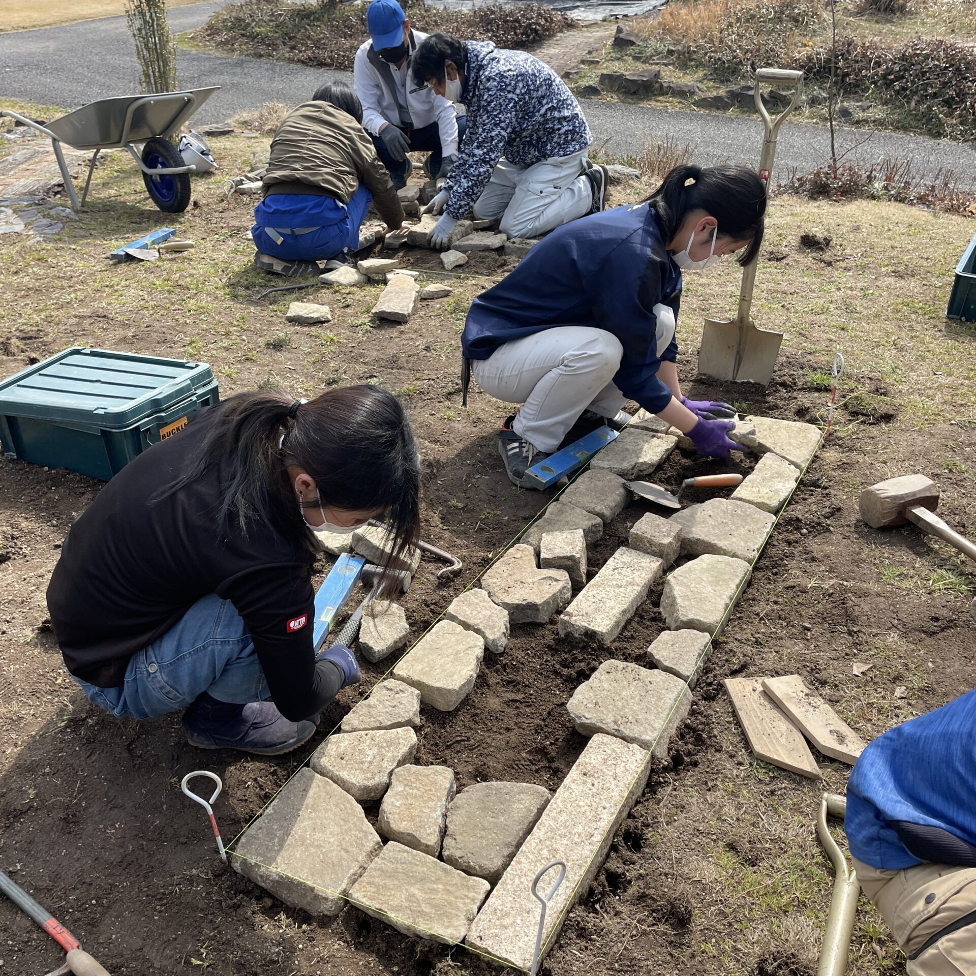 造園施工・管理実習Ⅱ 延段の施工 | 専門学校・岐阜県立国際園芸アカデミー