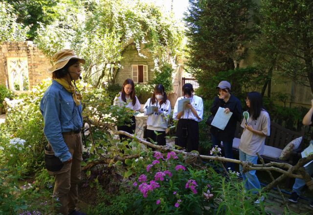 庭園を説明する天野麻里絵さん