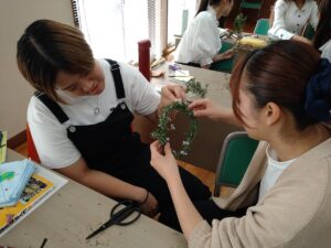 「利き手が使えない半身不随」のクライアント(対象者)と「介助者」いう設定