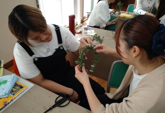 「利き手が使えない半身不随」のクライアント（対象者）と「介助者」いう設定