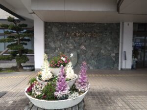 美濃加茂市役所（手前の花の植栽もアカデミー指導による）