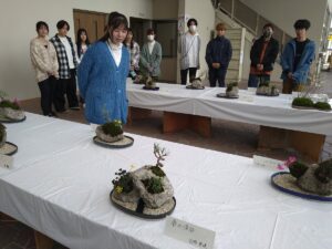 制作した盆栽作品を説明する学生