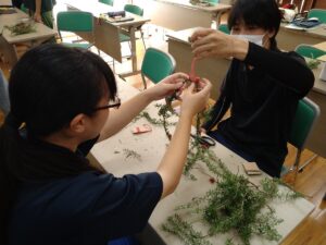 「利き手が使えない半身不随」という設定でリースづくり