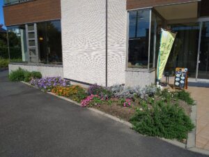 けやき可児の喫茶店前の花壇