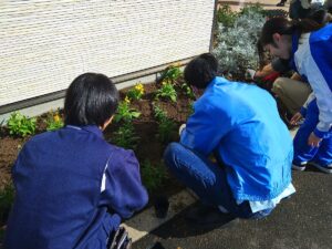 利用者と花苗の植栽
