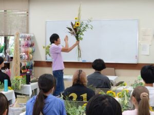 簡単に花束を組む林先生